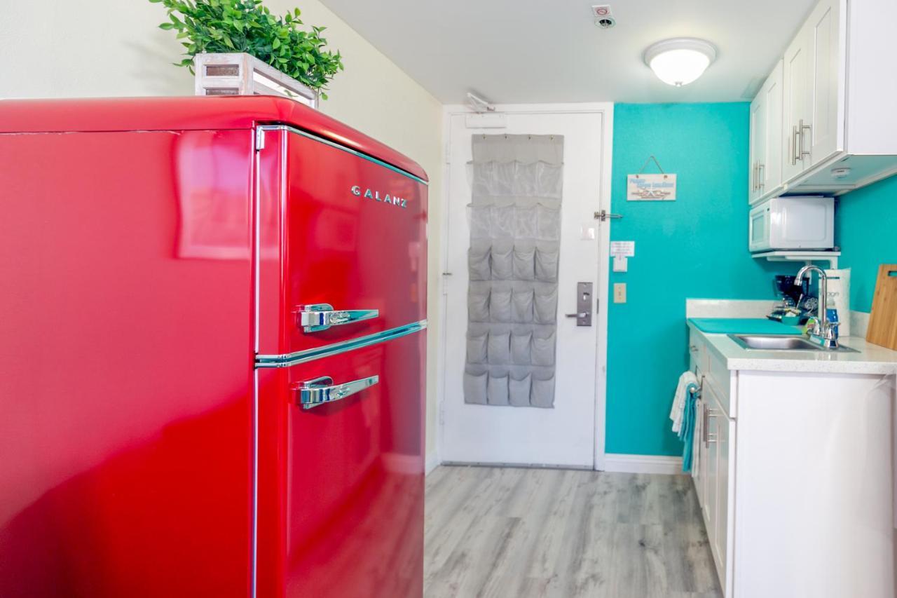 Aloha Vibes Await! Stylish Condo At Aloha Surf - Mountain And City Views Honolulu Exterior foto