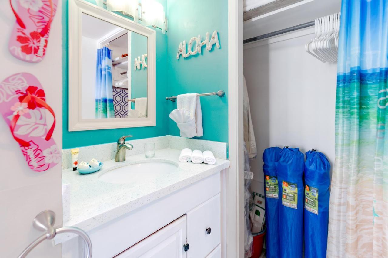 Aloha Vibes Await! Stylish Condo At Aloha Surf - Mountain And City Views Honolulu Exterior foto